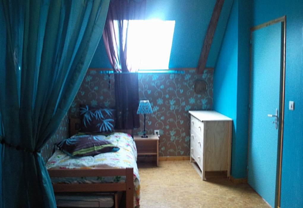 Chambre bleue avec 3 lits simples