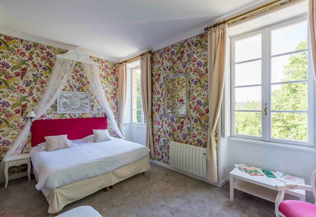 Chambre Perroquets château vue lit