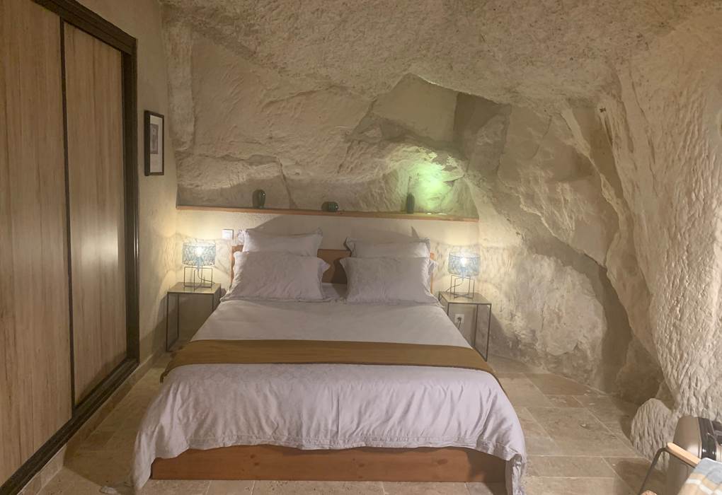 chambre-lit-queen-size-gite-couple-jacuzzi-chinon