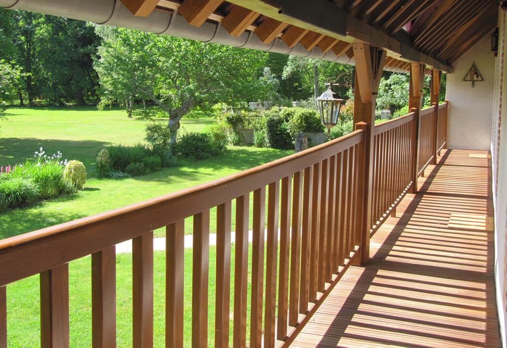 Pour accéder à votre chambre, empruntez une charmante coursive qui vous offrira une vue dégagée sur le magnifique parc.