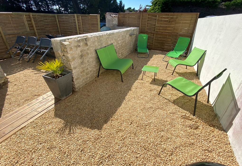 Terrasse privative avec coin salon et barbecue