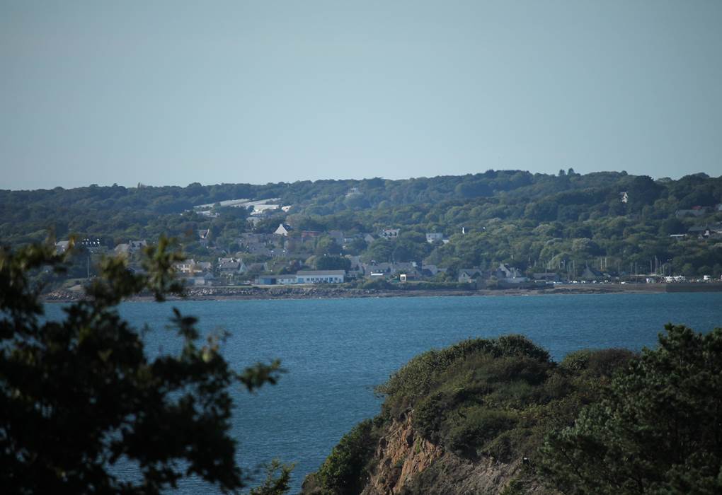 La côte est extrêmement découpées, vue d'ici, au delà du bras de mer, la presqu'ile de Plougastel-Daoulas