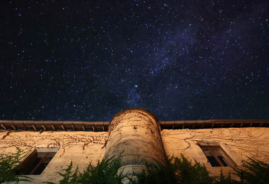 Prenez de la hauteur au Château Ludique : une séance de contemplation des étoiles loin de toute pollution lumineuse, au cœur d'un ciel préservé.