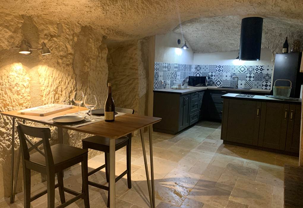 salle-a-manger-gite-couple-jacuzzi-spa-touraine