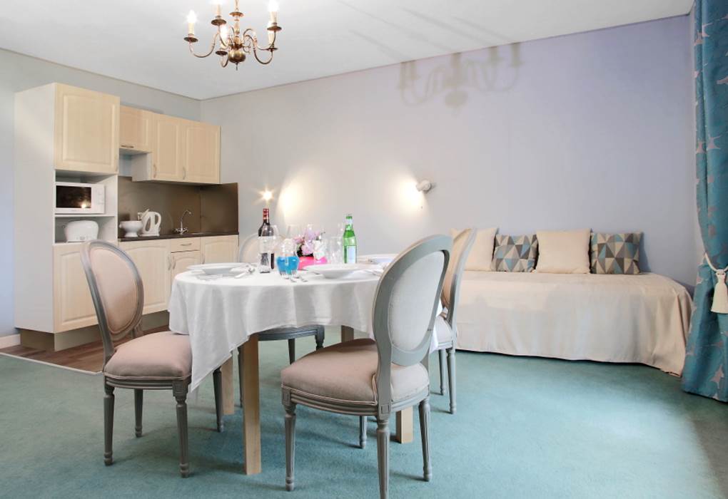 Gîte de charme Junior suite 34 séjour vue cuisine et canapé-lit