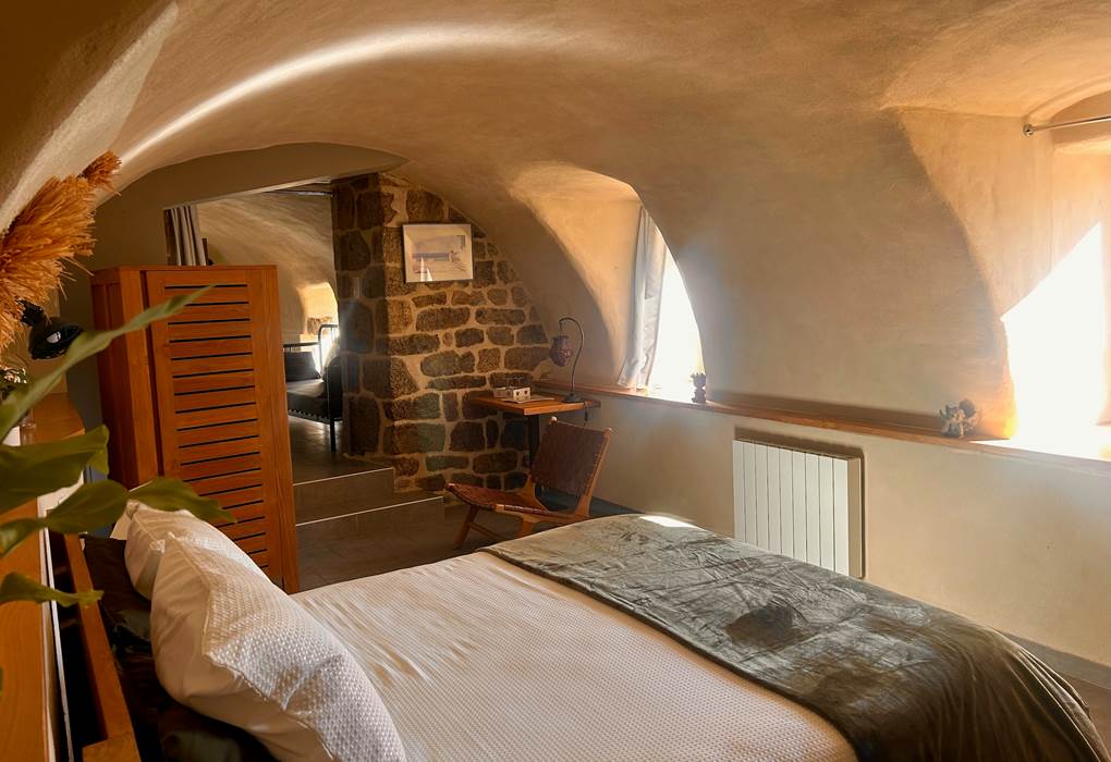 la calade chambres d'hotes et espace bien être ardèche chambre chanvre vue du lit