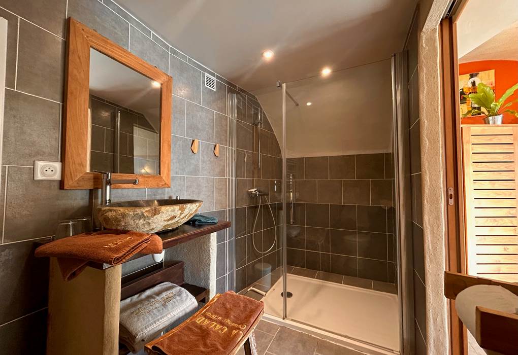 la calade chambres d'hotes et espace bien être ardèche salle de bain chambre terracotta