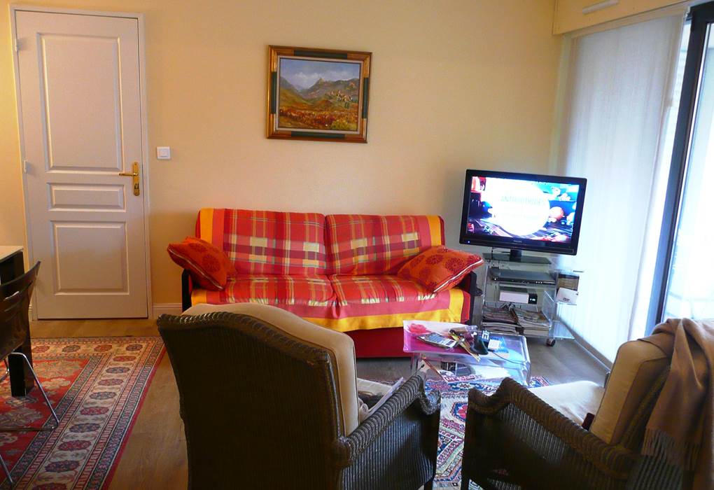 Appart St Jean de Luz séjour côté salon terrasse.jpg