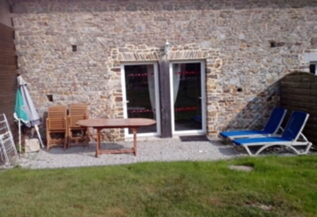 Exterieur  du gite avec mobilier