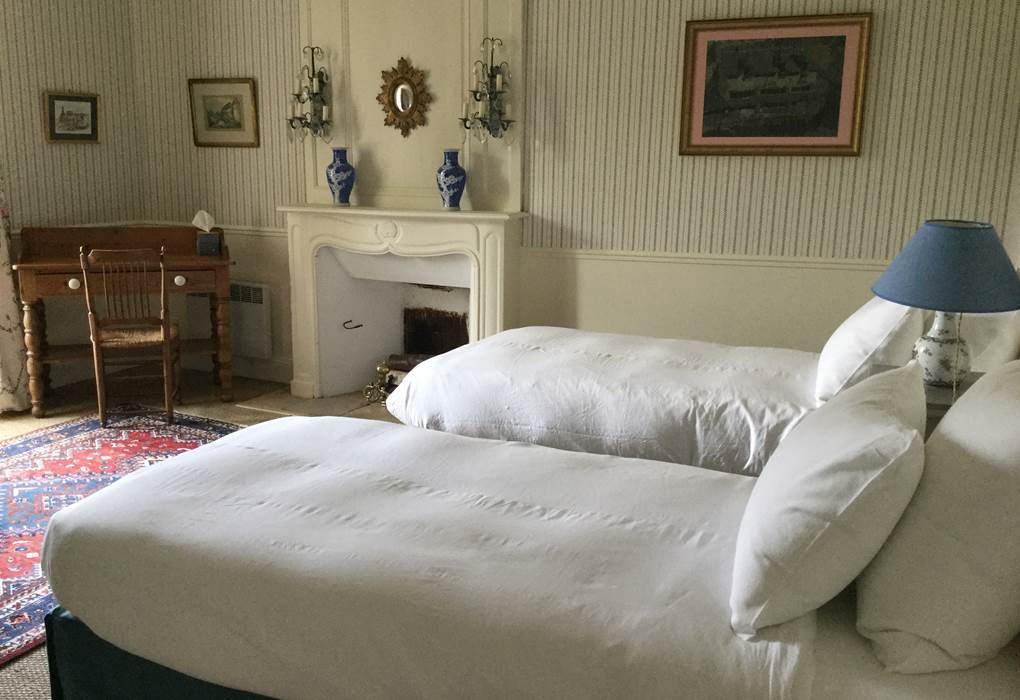 Chambre "Valois", contiguëe à la "bleue", vue sur le parc