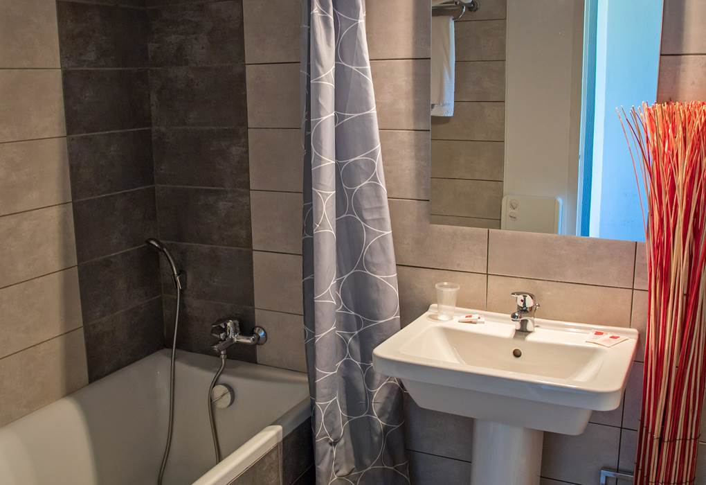 Salle de bain supérieure avec baignoire