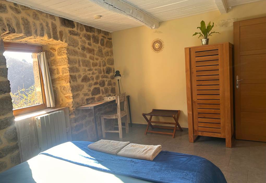 la calade chambres d'hotes et espace bien être ardèche chambre lin vue du lit