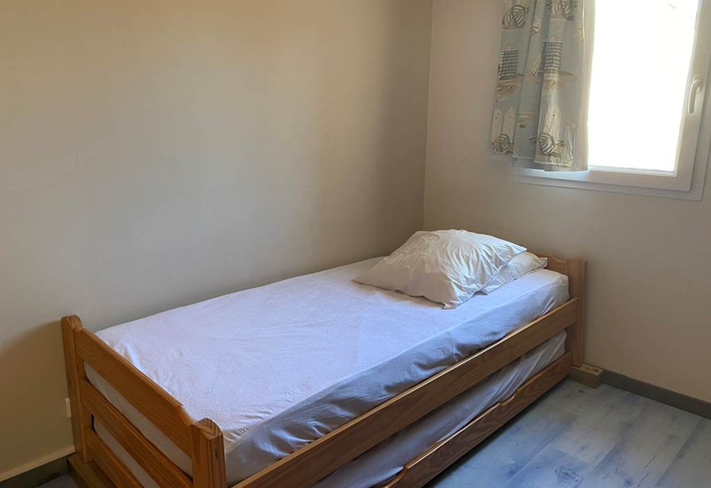 Espace nuit avec lit gigogne comprenant 2 lits de 90