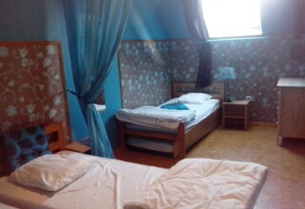 Chambre bleue du gîte avec 3 lits simples