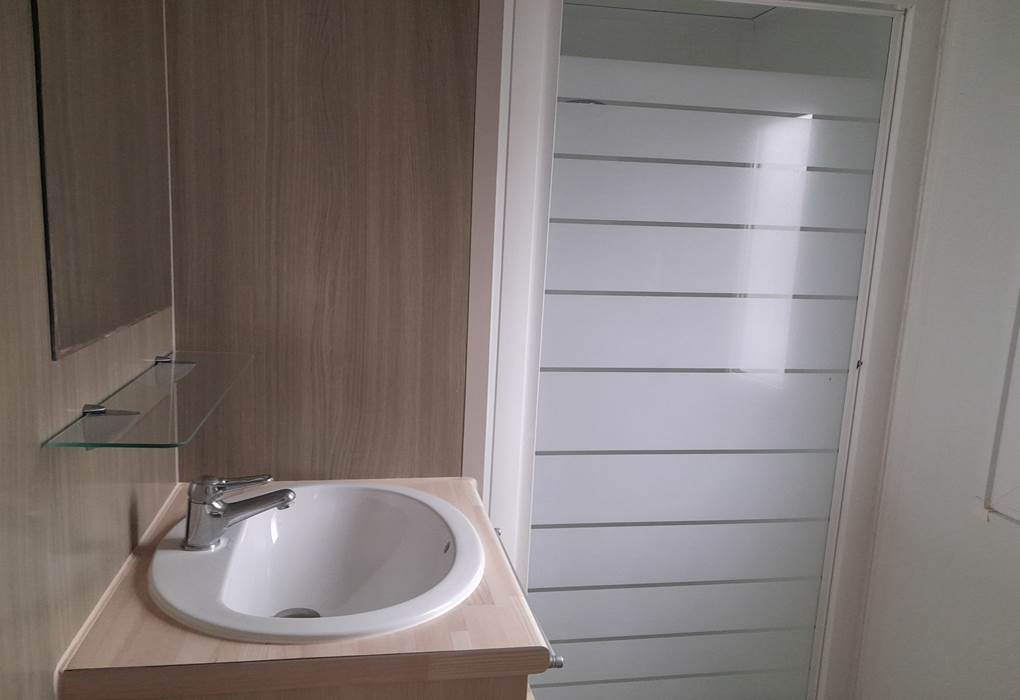 salle de bain douche et lavabos