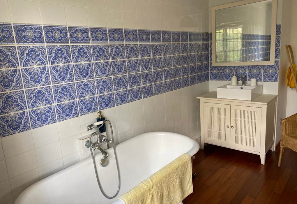 la salle de bain de la suite bleue