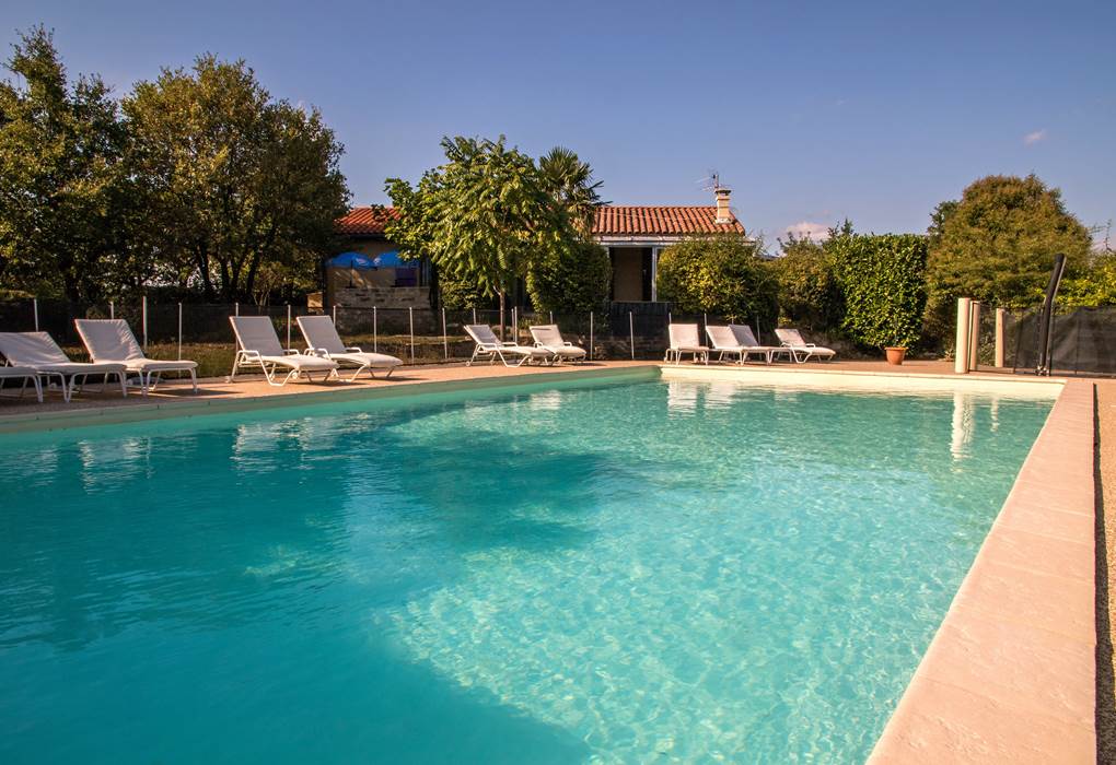 Piscine face gîtes