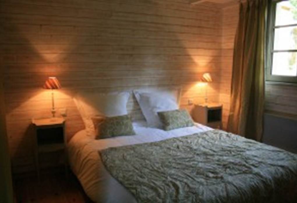 La chambre du rez de chaussée, avec son lit en 160cm