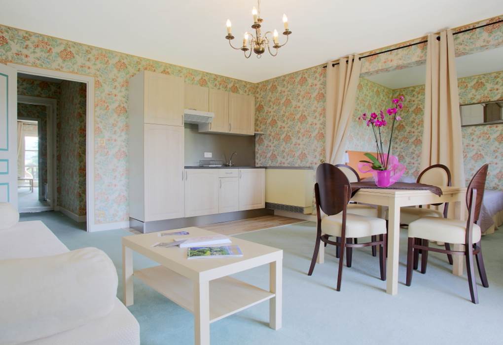 Gîte 33 cuisine séjour canapé-lit avec balcon filant dans la Gentilhommière