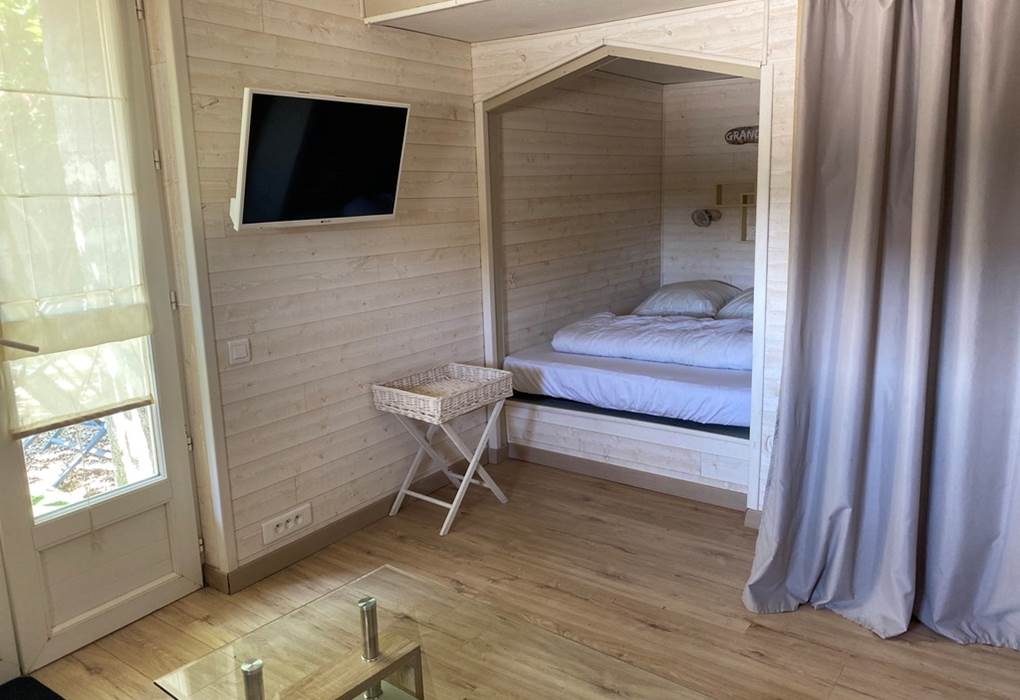 Coin nuit avec lit de 140 en alcôve et dressing