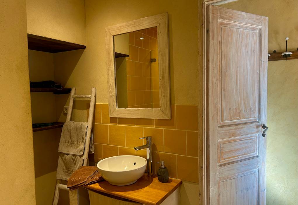 la calade chambres d'hotes et espace bien être ardèche salle de bain chambre ocre