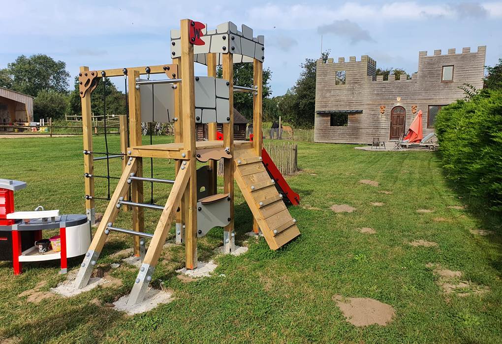 Jeux extérieur avec château escalade , tobogan, balançoires et cheval a ressort,
