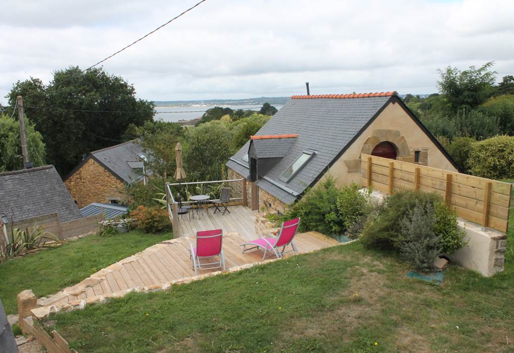 Le jardins avec ses terrasses en hauteur pour la maison de vacances