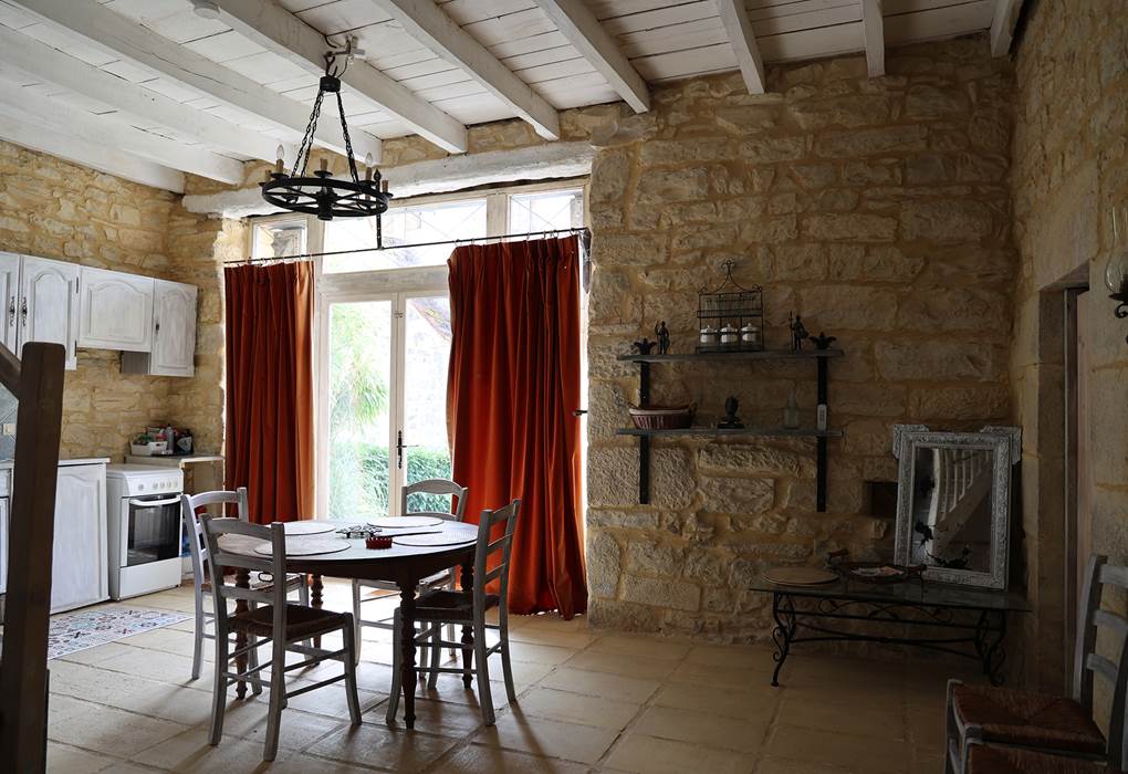 Chateau de Saint Chamarand, la TOUR medievale, salon, cuisine (2)