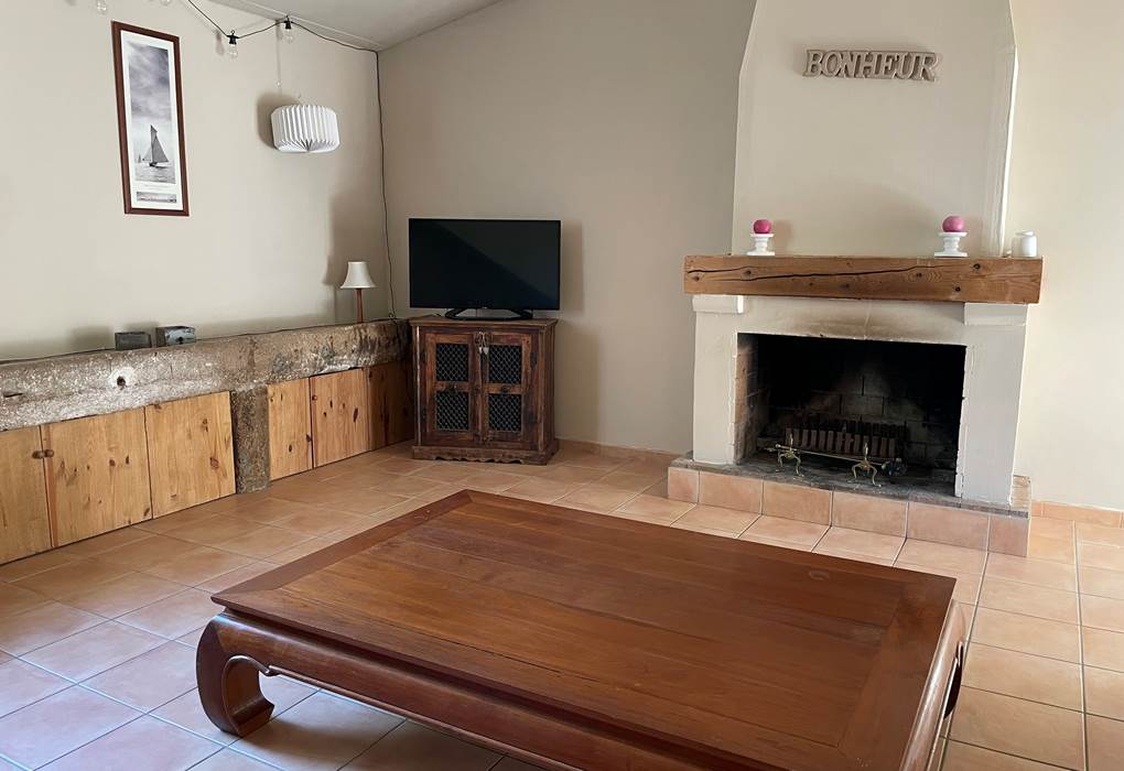 Le salon et coin cheminée