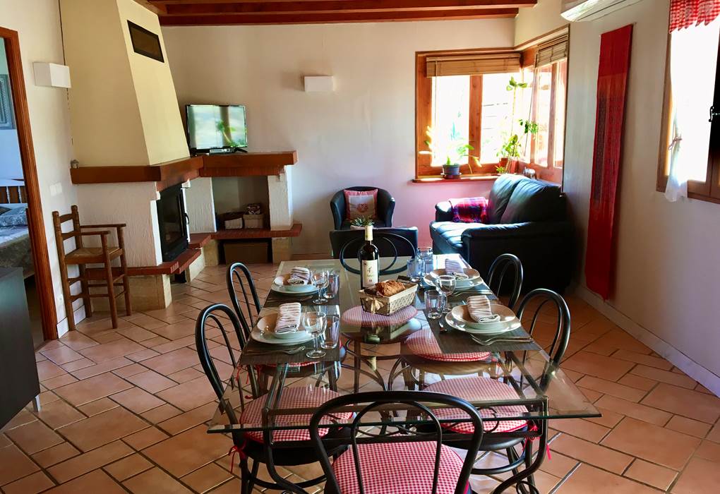 Vue de la cuisine sur la salle-à-manger et le salon