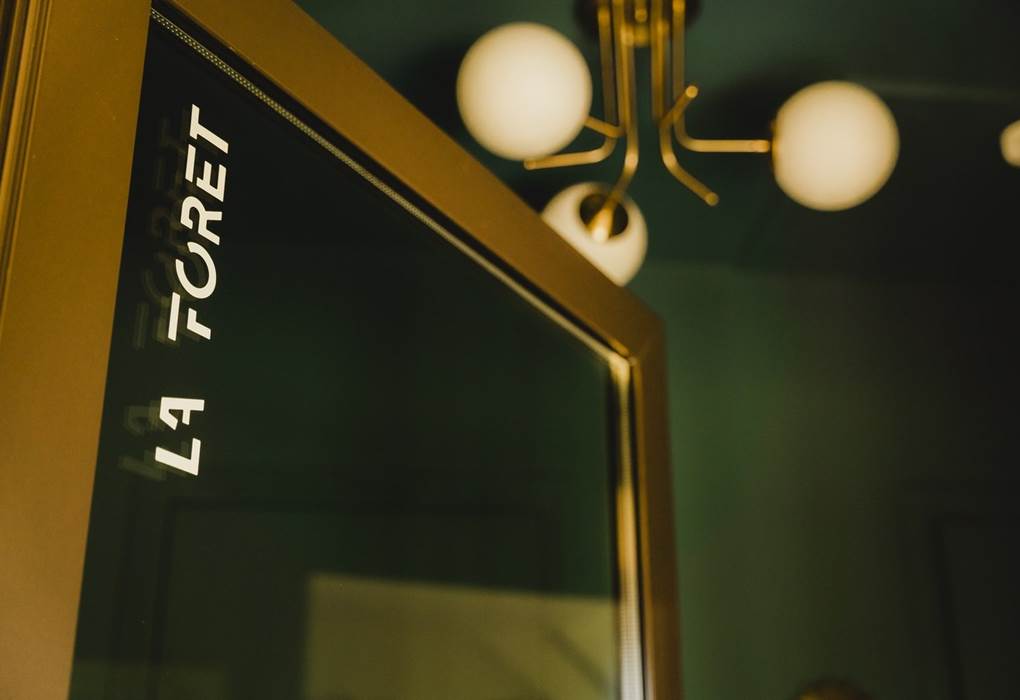 Une entrée particulière dans un bleu profond vous invite à la visite de votre suite familiale