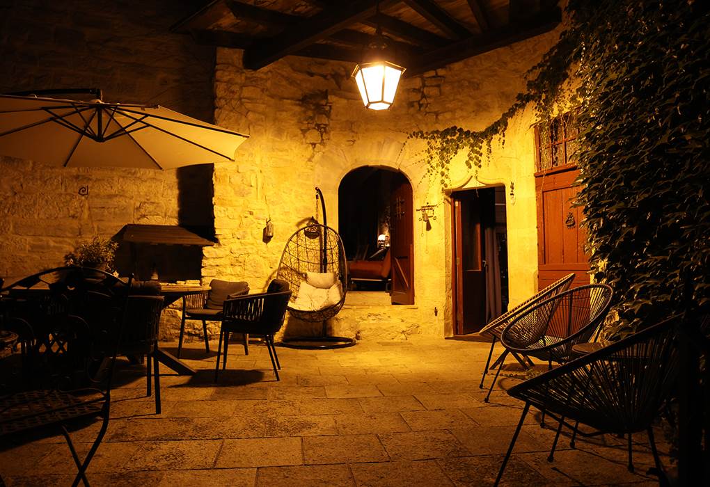 Plongez dans l'obscurité du Château de Saint-Chamarand avec 'Hantise' : une expérience glaçante et drôle. Oserez-vous libérer les médiums possédés