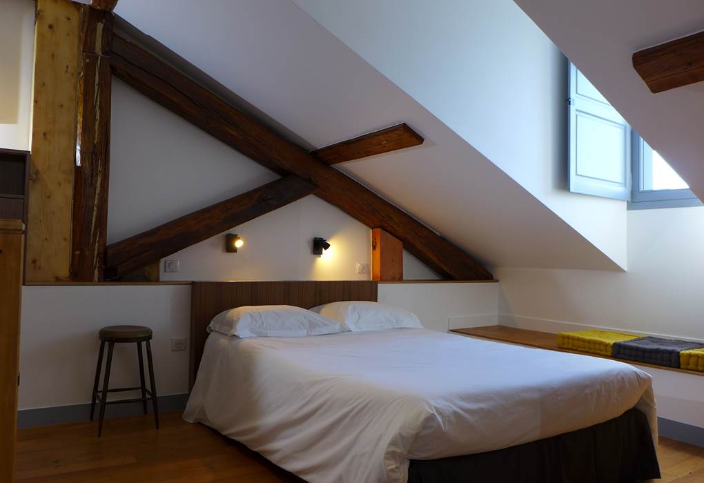 Les Versaillaises "sous les toits" lit