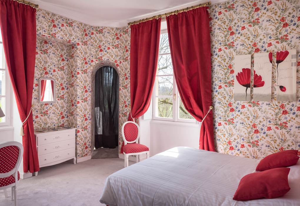 Chambre Coquelicots château au 1er étage avec une échauguette