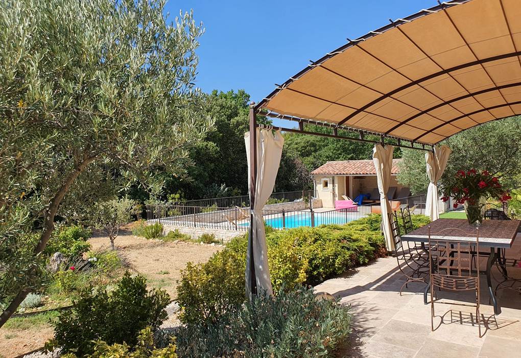 Terrasse au soleil et pergola