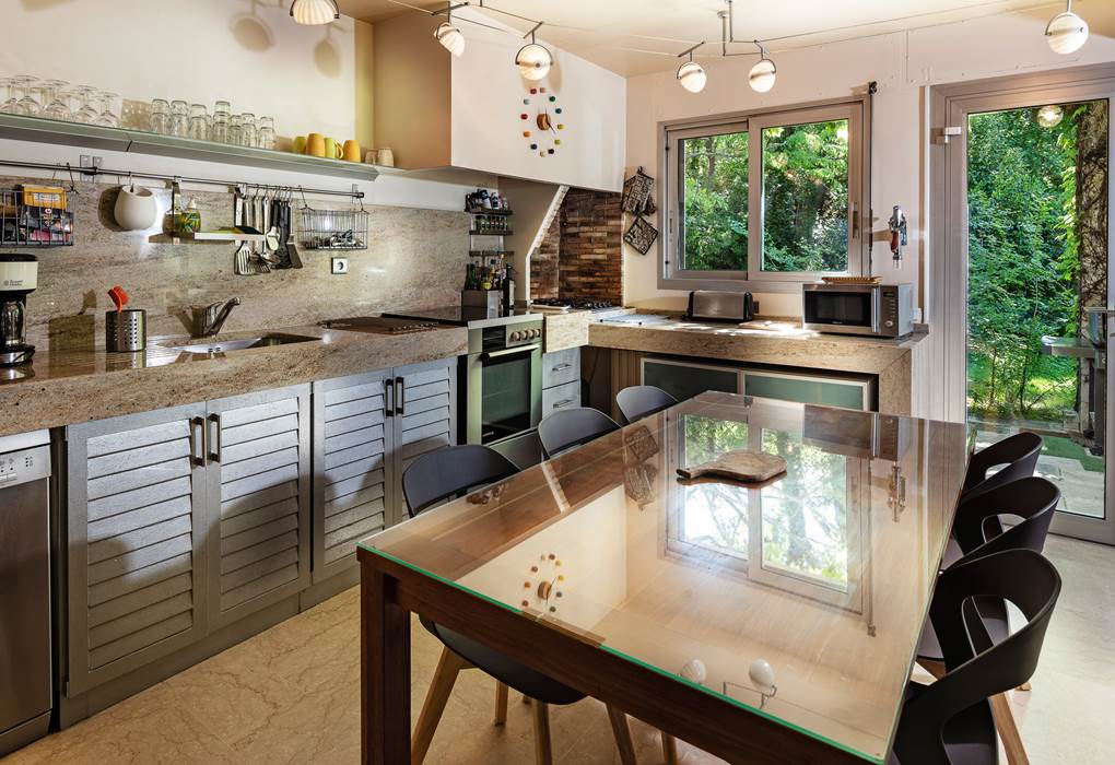 Cuisine donnant sur les 2 salles à manger