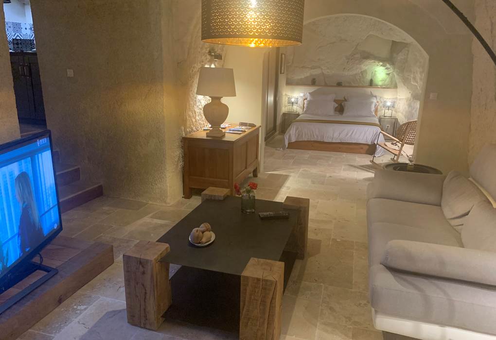 salon-gite-troglodyte-jacuzzi-privatif-couple-touraine