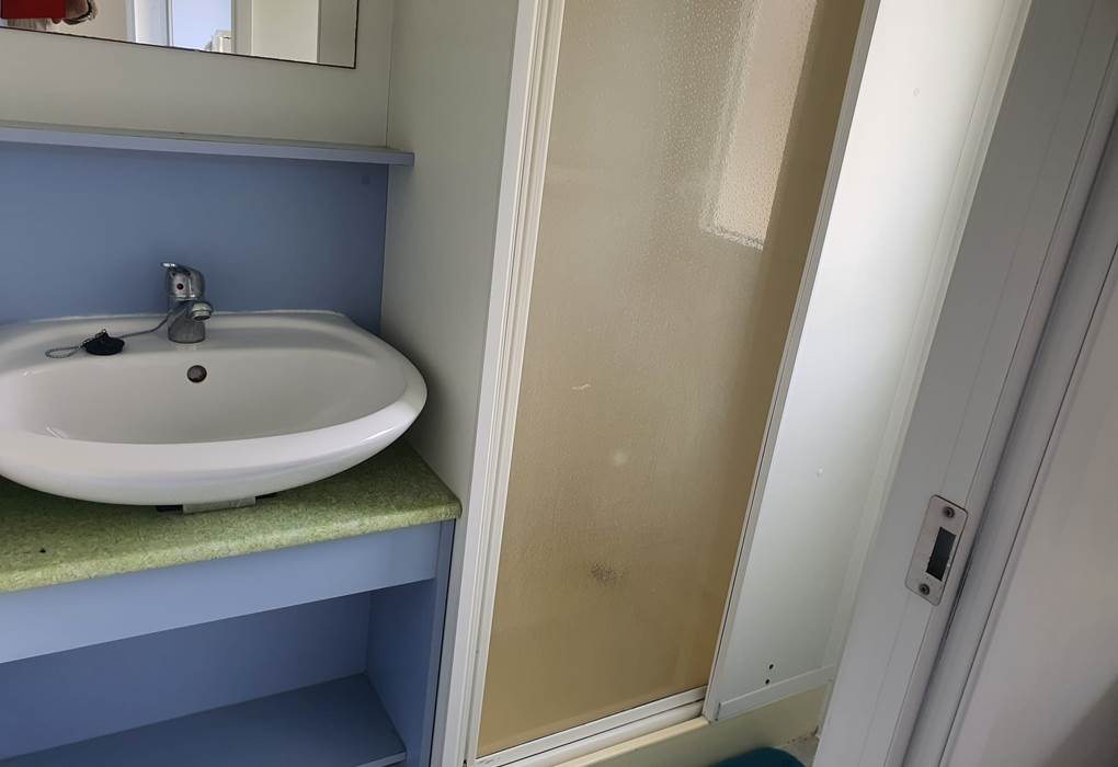 salle de bain avec douche