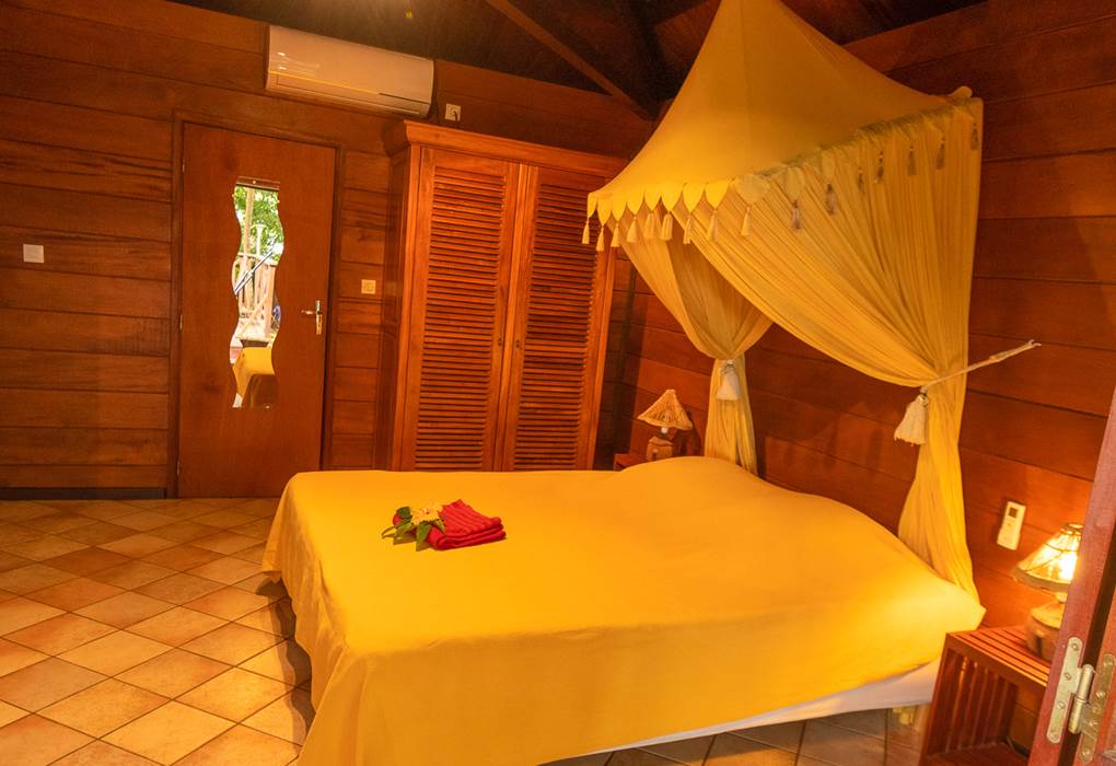 Bungalow Alamanda en bois exotique, poutres apparentes