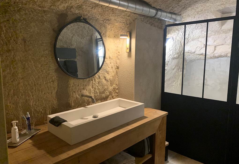 salle-de-bain-troglodyte-gite-couple-spa-jacuzzi-touraine