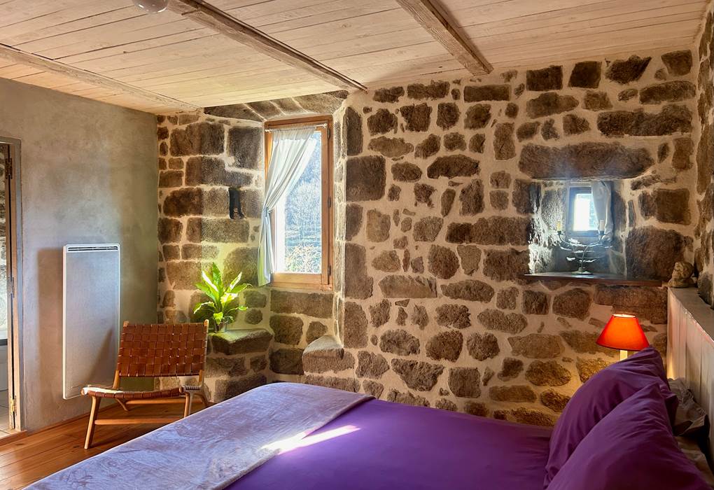 la calade chambres d'hotes et espace bien être ardèche chambre ardoise vue du lit