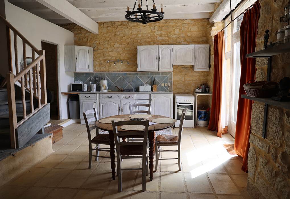 Chateau de Saint Chamarand, la TOUR medievale, salon, cuisine