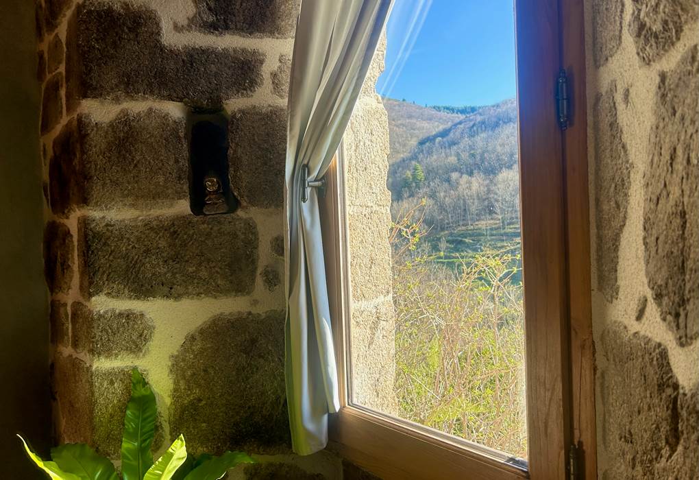 la calade chambres d'hotes et espace bien être ardèche vue montagnes chambre ardoise