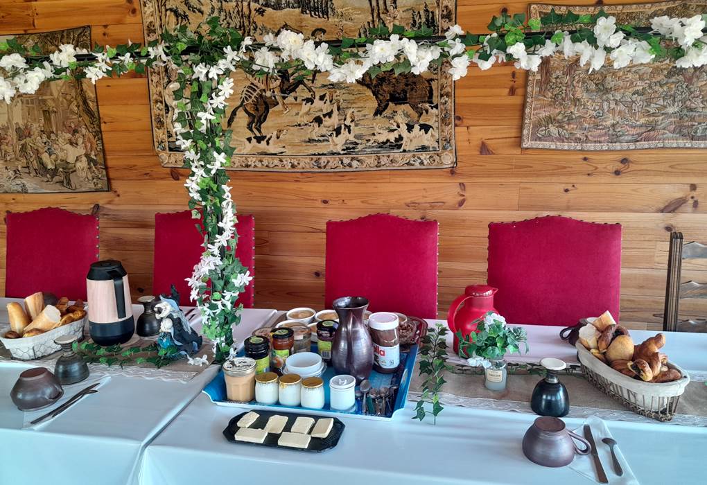 Petits déjeuners bio, fait maison dans une vaisselle médiévale