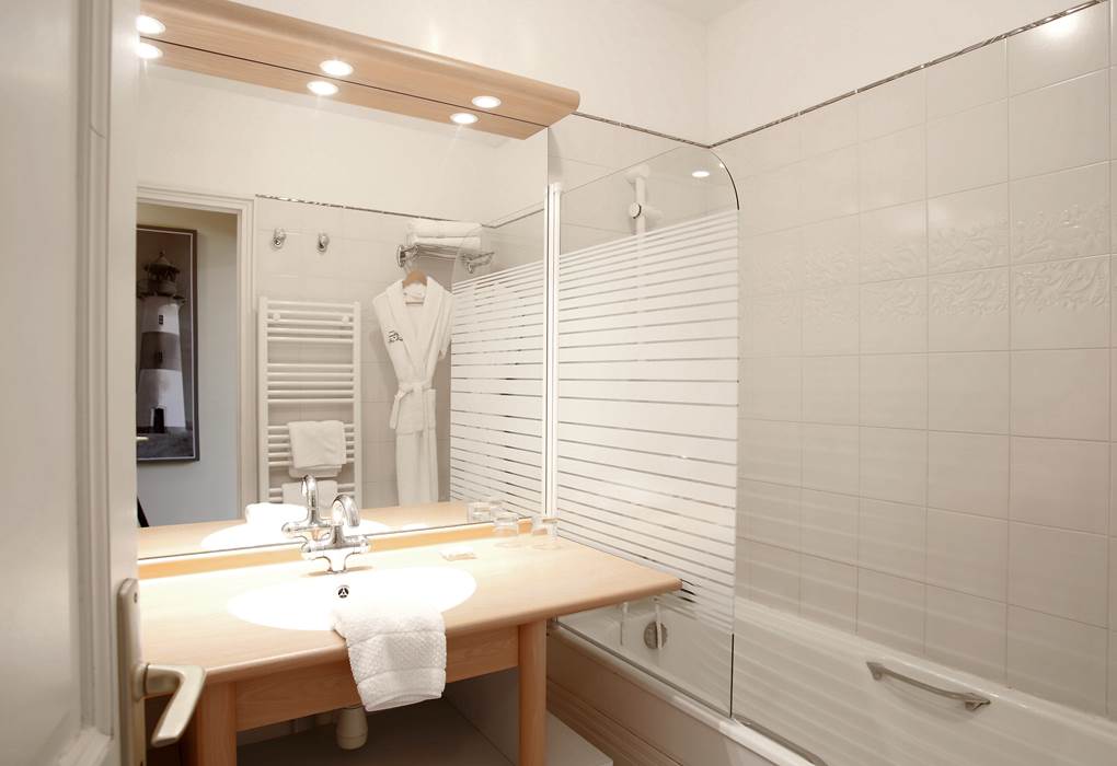 Chambre triple Jaune Château salle de bains