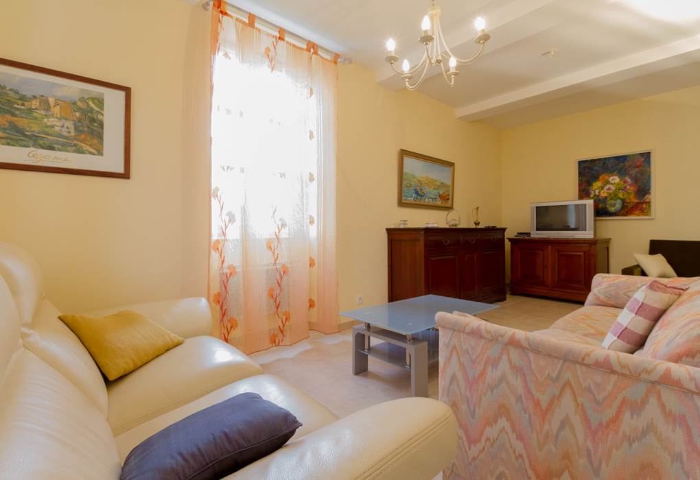 Saint Roch Gîte salon Tournecoupe.jpg