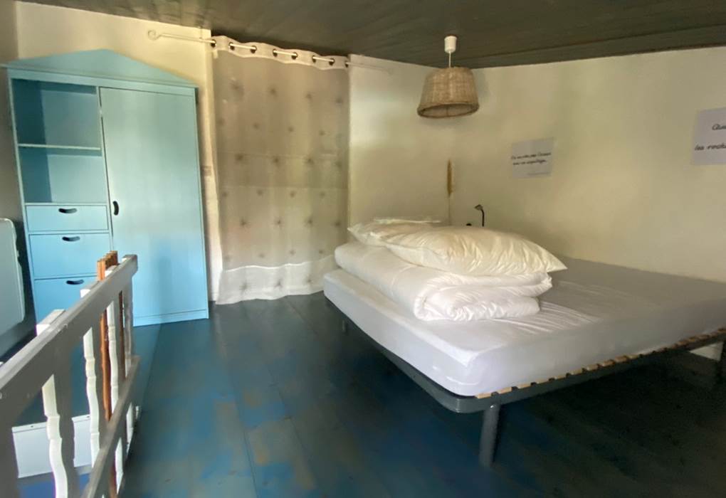 Chambre en duplex avec 1 lit de 140cm et salle d'eau