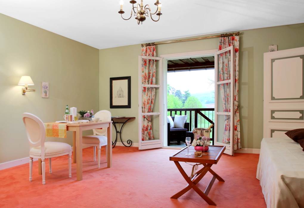 Gîte de charme Junior suite 35 - 36 séjour et balcon vue de l'entrée