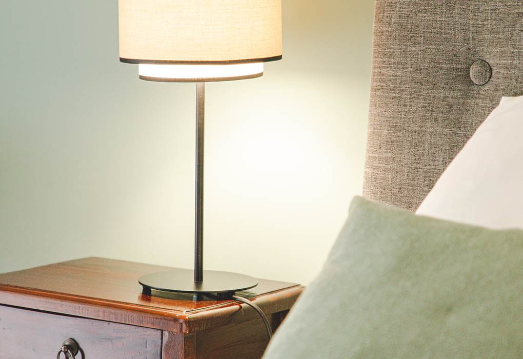 Présentation détaillée de la chambre à la fois raffinée et chic.