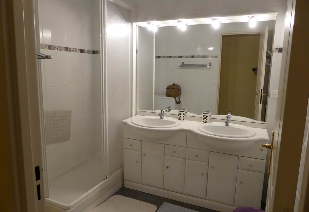 Appart St Jean de Luz salle d'eau.jpg